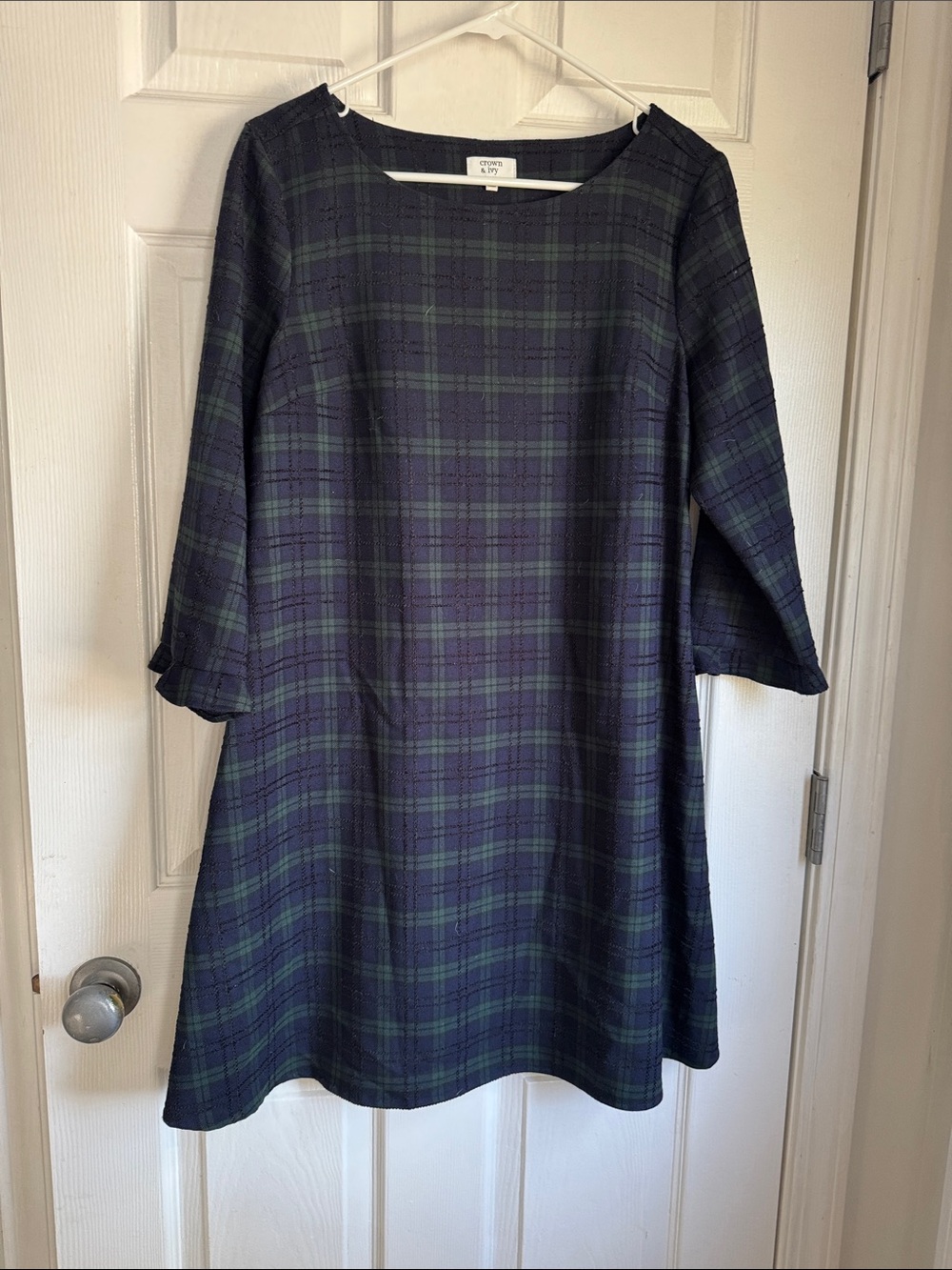 Good condition Crown & Ivy green and navy plaid dress. Knee length size small